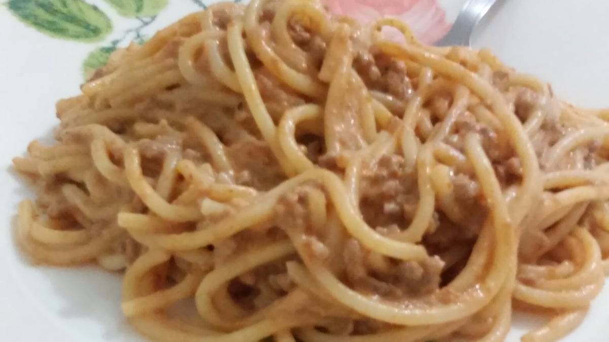 Macarrão com carne moída e creme de leite