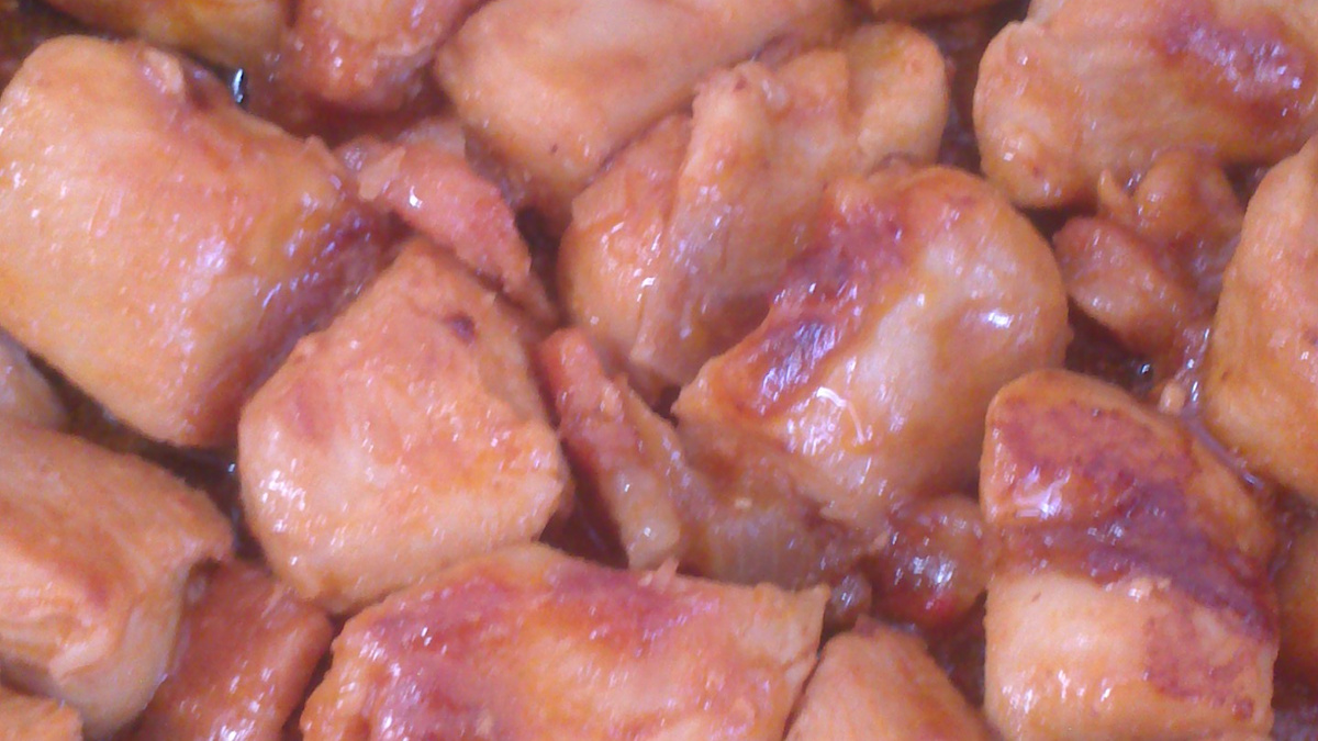 Cubos de peito de frango com cebola caramelizada e bacon