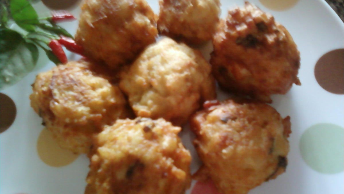 Bolinho com sobra de arroz com lentilha e frango