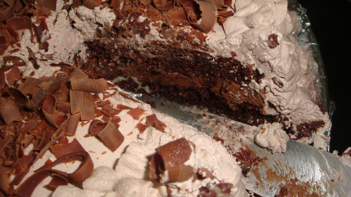 Bolo mousse de chocolate e prestígio