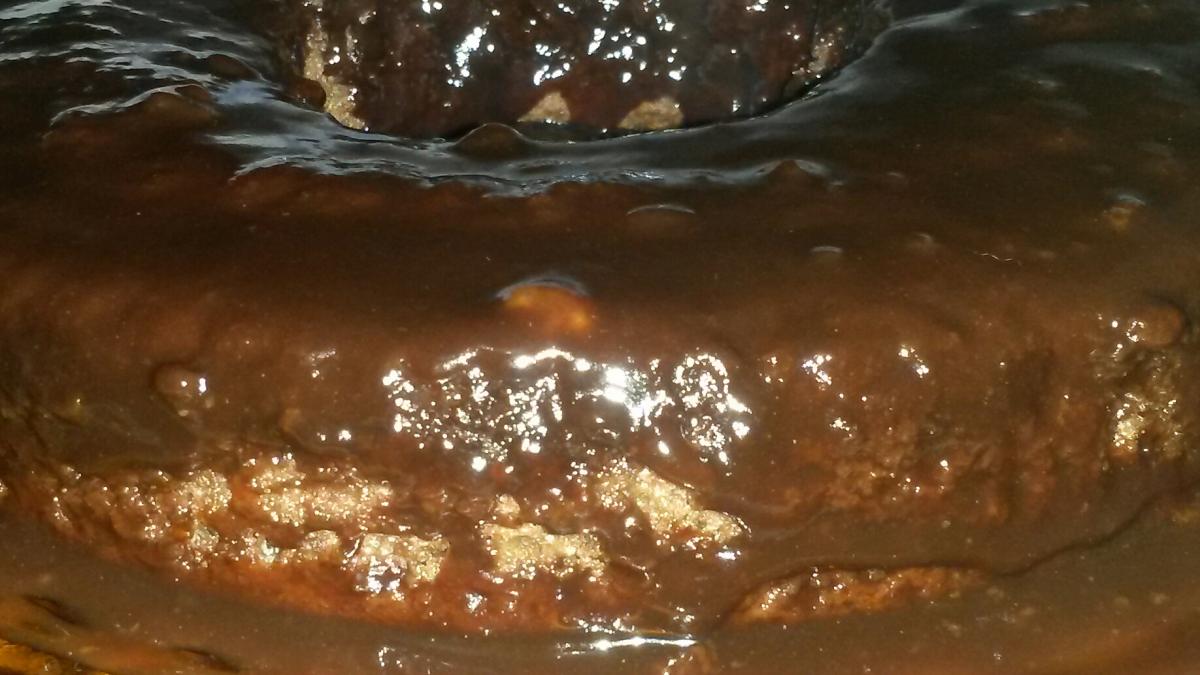 BOLO DE CHOCOLATE DE FESTA, SIMPLES COM COBERTURA QUE NÃO VAI AO FOGO