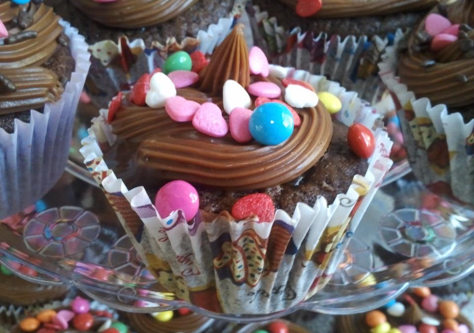 Cupcake de chocolate festeiro (super fácil)