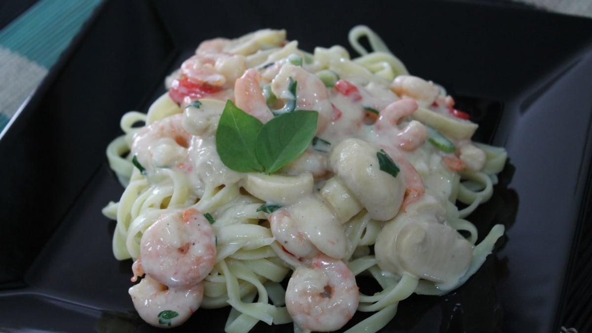 Talharim ao Molho Branco com Camarão e Champignon