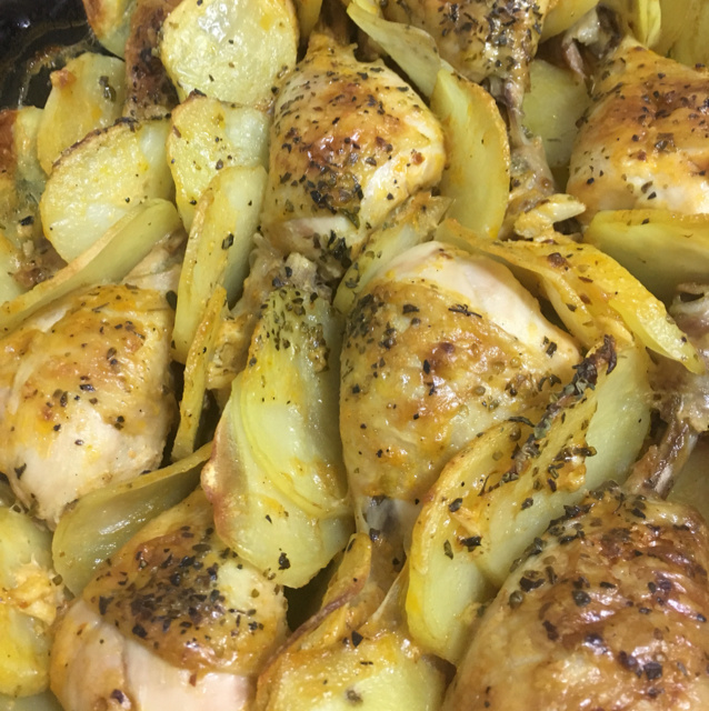 Coxa de frango assada com batatas da Priscila