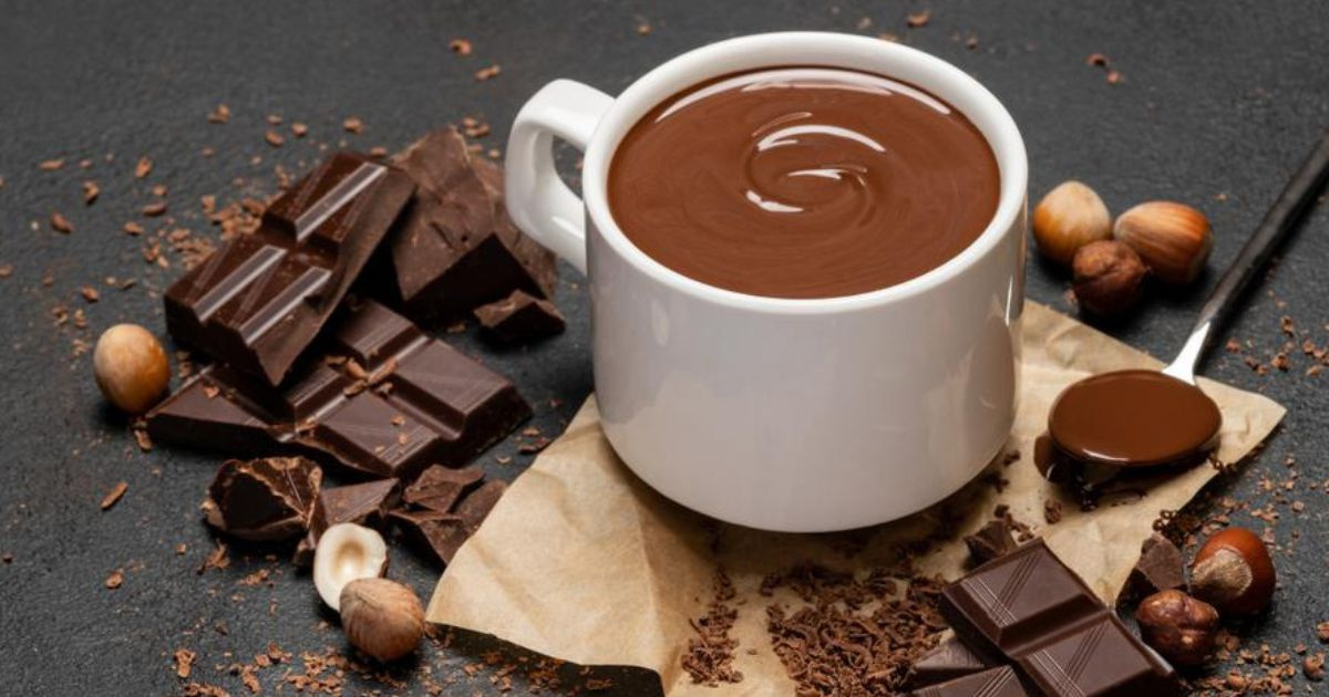 Chocolate quente com barra de chocolate (usando 3 ingredientes)