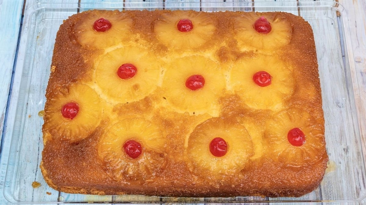 Bolo de abacaxi caramelizado muito simples