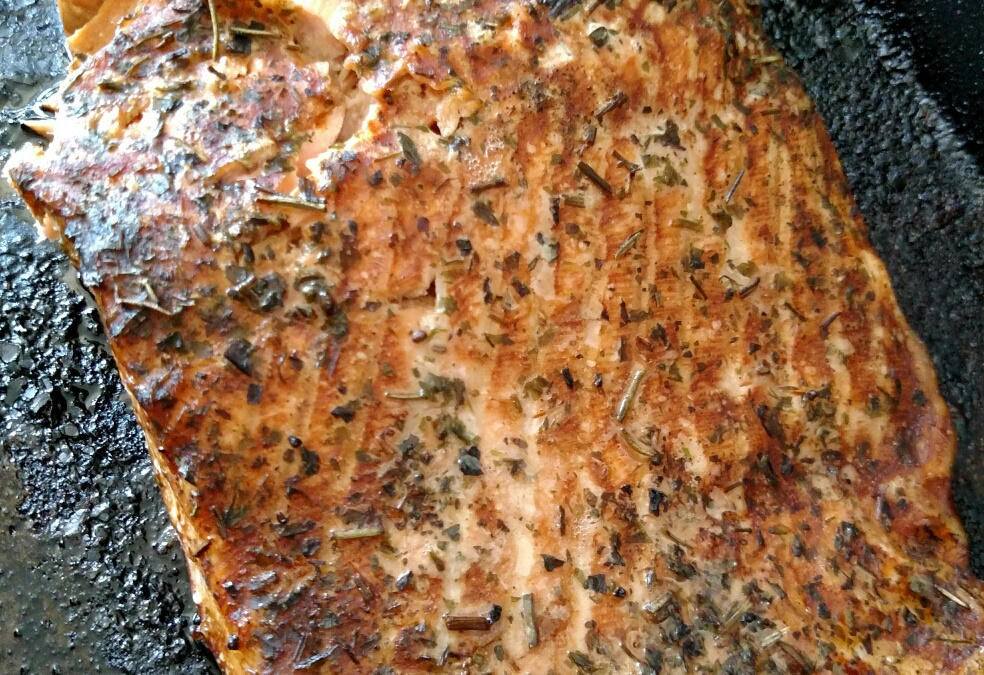 Salmão assado ao molho shoyu e especiarias