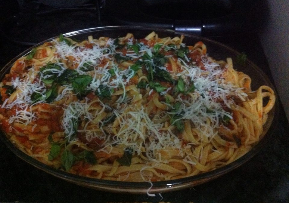 Macarronada italiana com molho de tomate caseiro