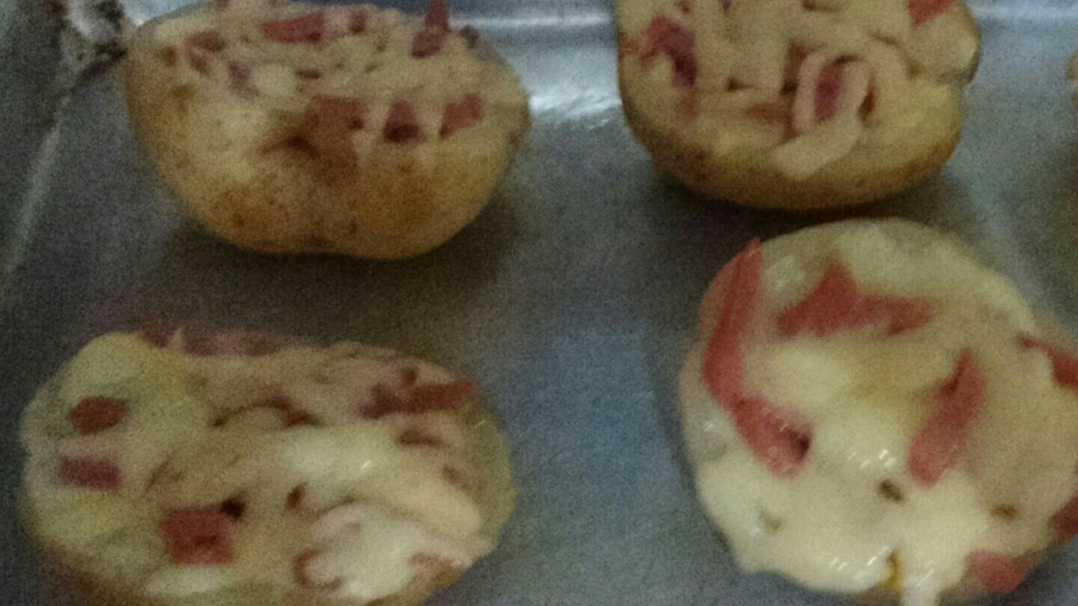 Batata recheada com presunto e queijo