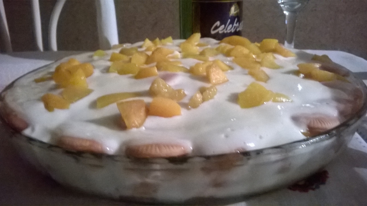 Torta de leite condensado com limão e pessêgos