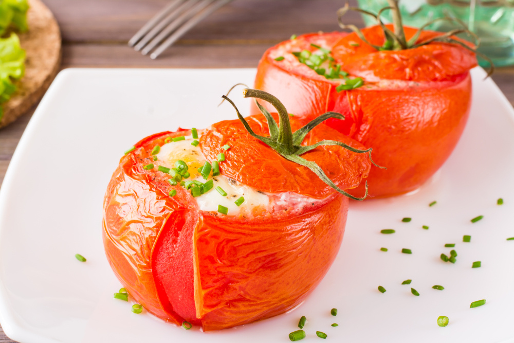 Tomate recheado com ricota temperada