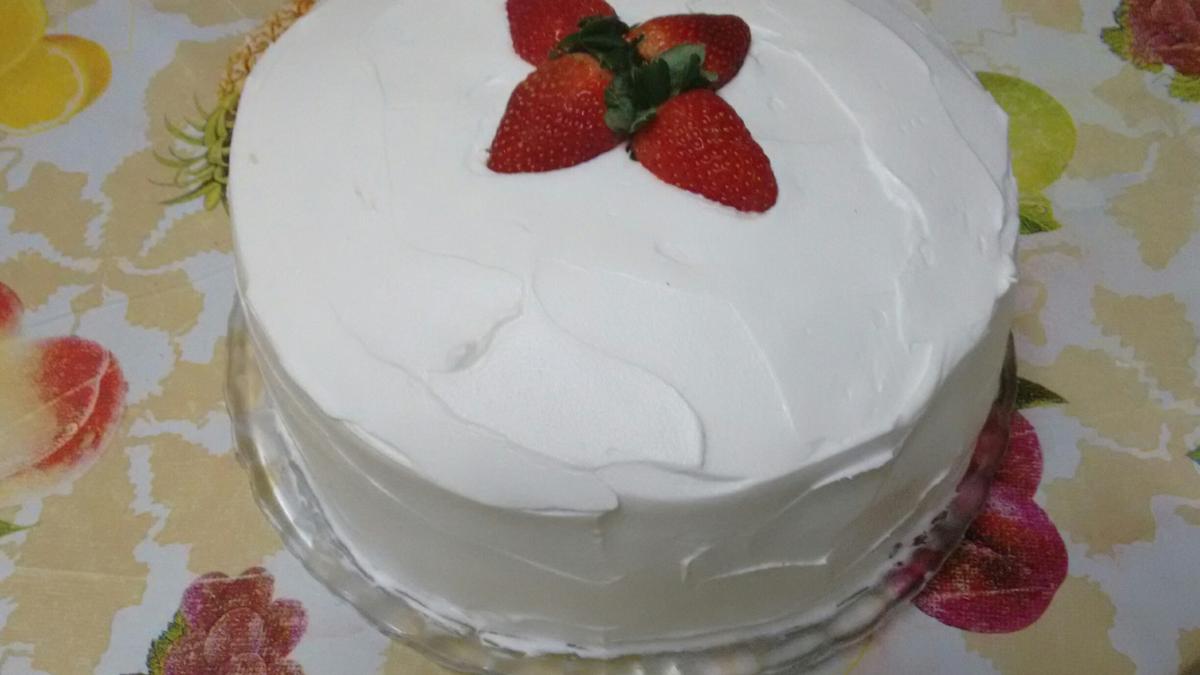 BOLO FEMININO SIMPLES EM CHANTININHO - Bruna Cake's 