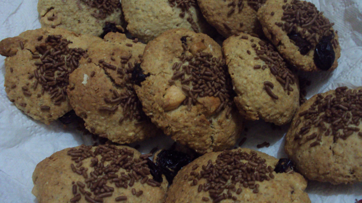 Cookie de aveia com passas, granulado e castanhas