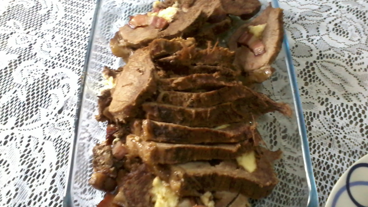 Carne assada recheada com queijo e bacon