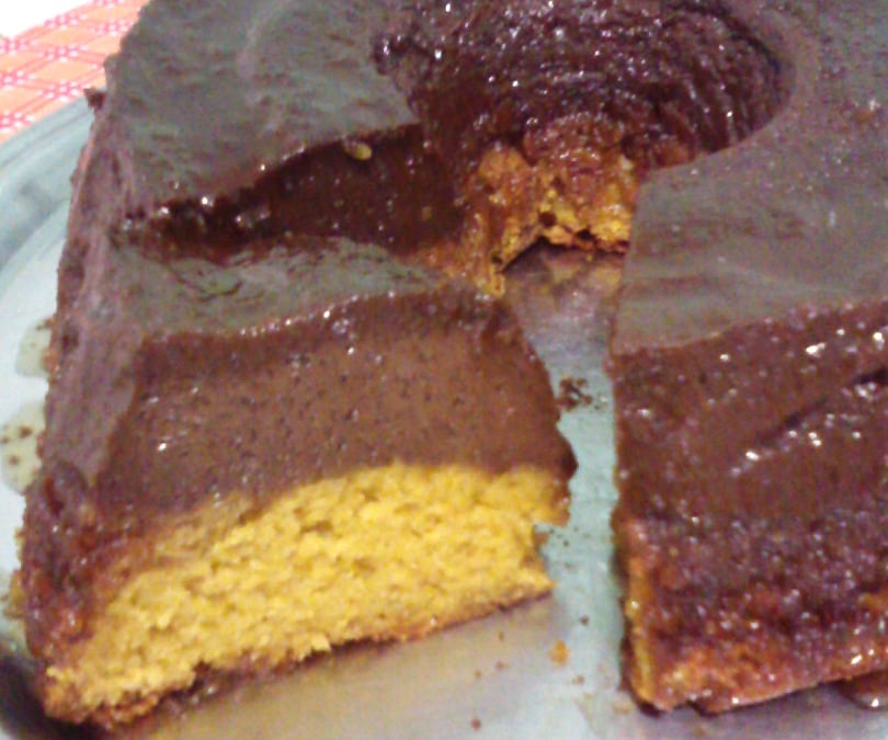 Bolo de cenoura com pudim de chocolate