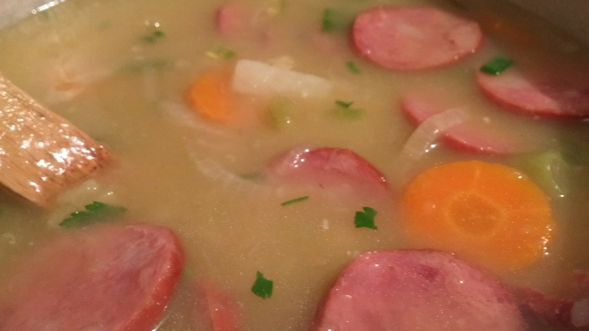 Sopa de legumes com calabresa