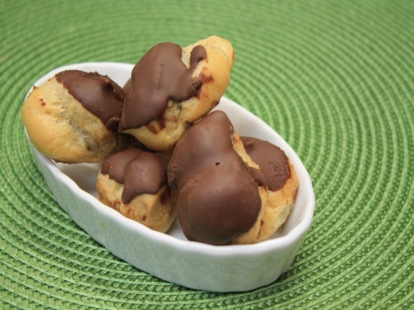 Carolina ou bomba de doce de leite com chocolate