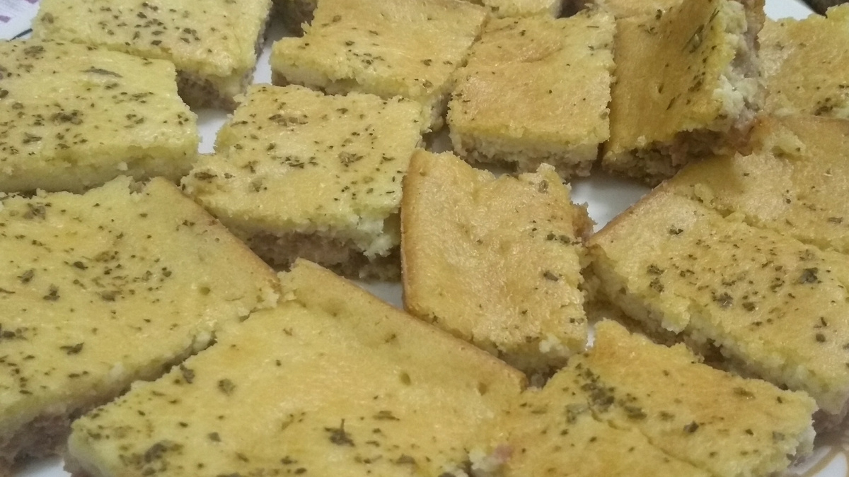 Torta de liquidificador (calabresa e cebola fina)
