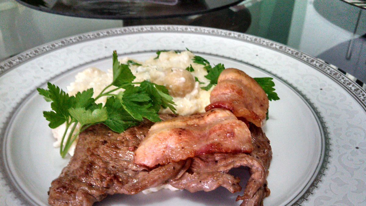 Filé mignon e bacon grelhados com com arroz a piamontese