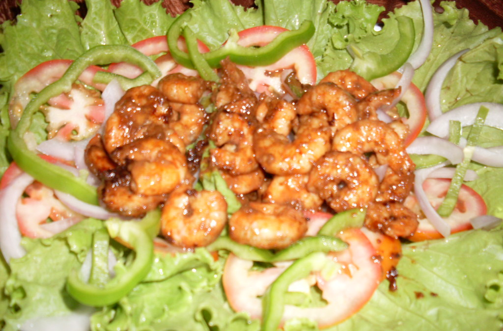 Camarão agridoce com salada verde