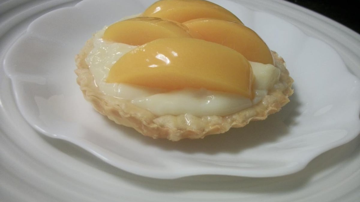 Tortinha de pêssego com massa folhada