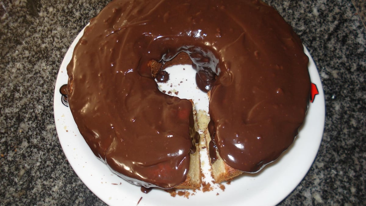 Bolo de laranja com cobertura de chocolate