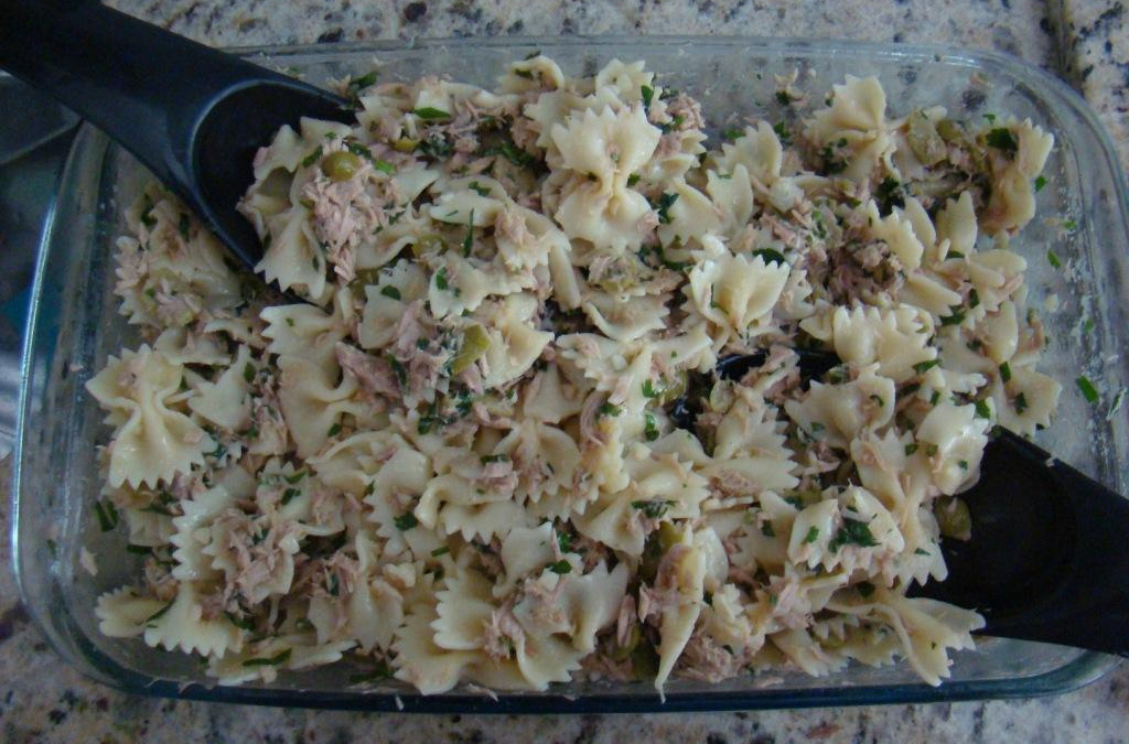 Farfale com atum, azeitona e azeite