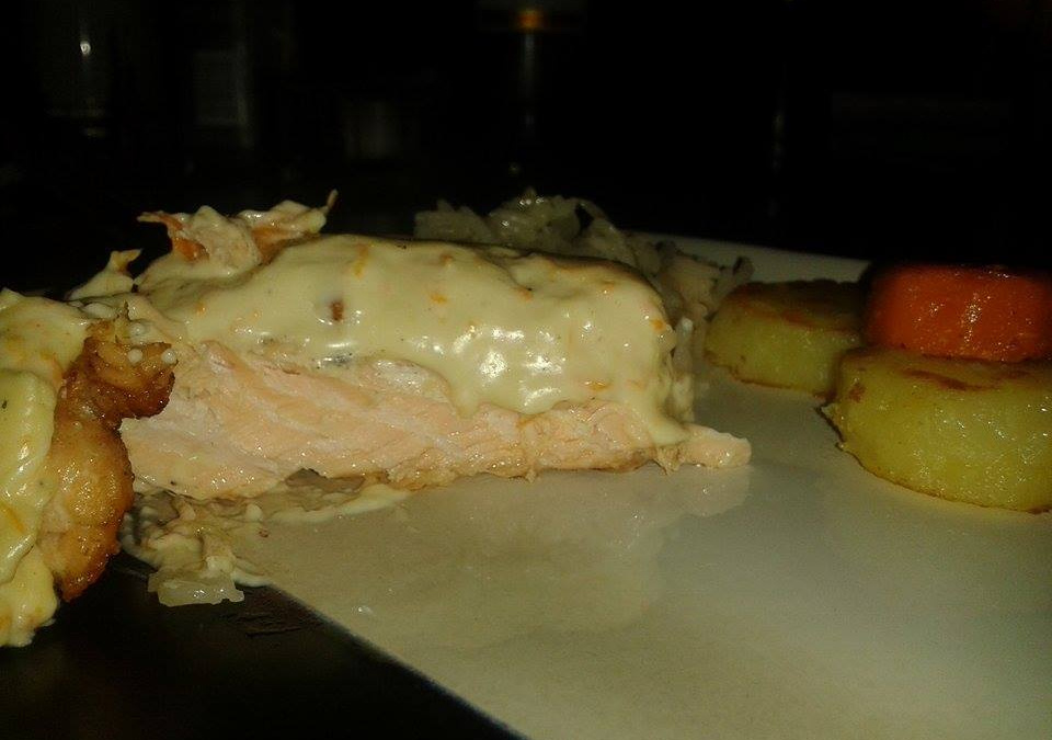 Salmão ao molho branco com cenoura