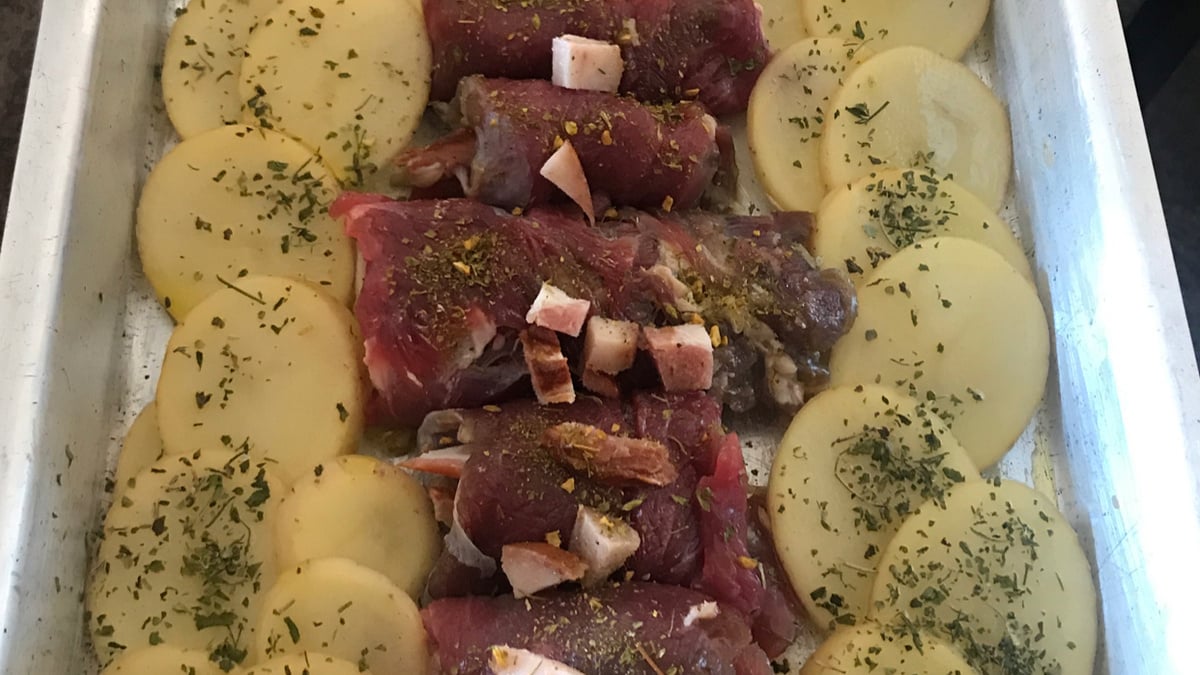 Carne assada enrolada com bacon