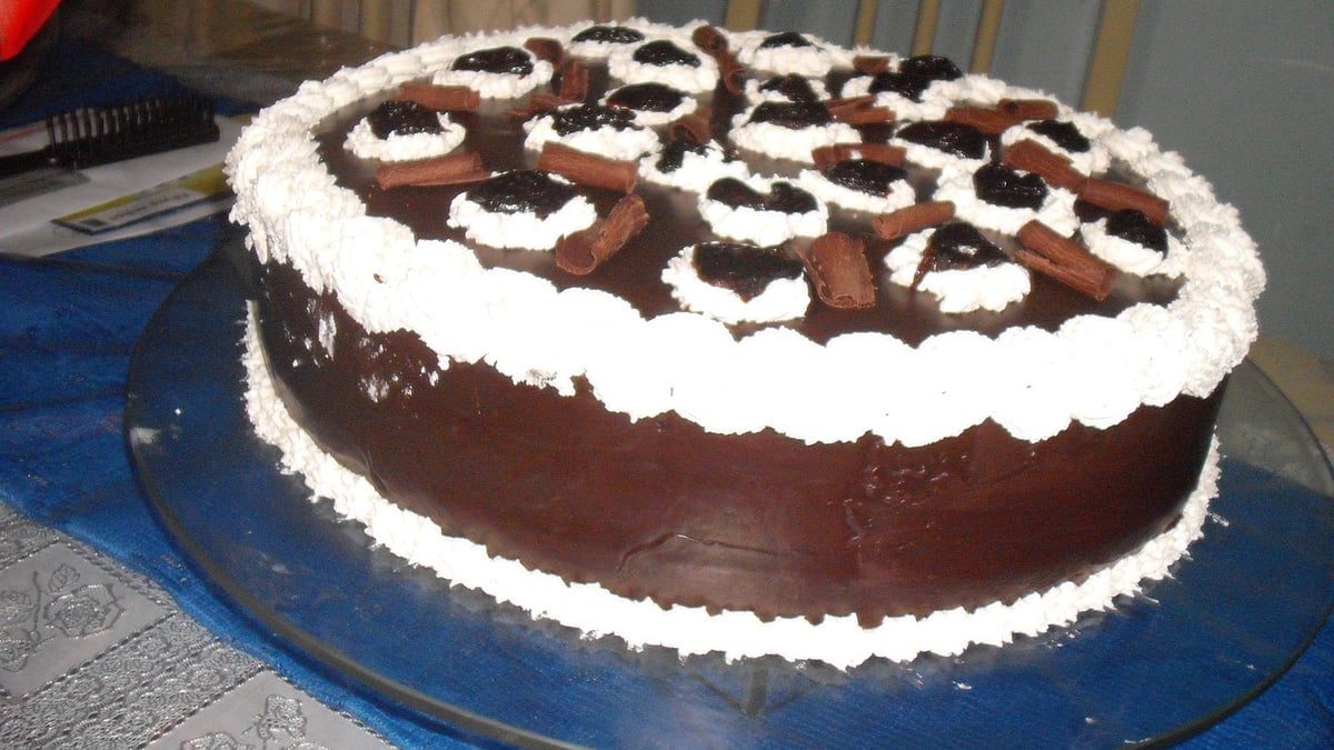 Bolo de chocolate com ameixa