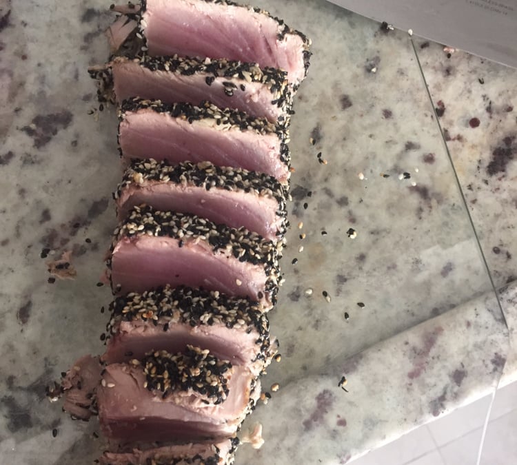 Atum em crosta de gergelim