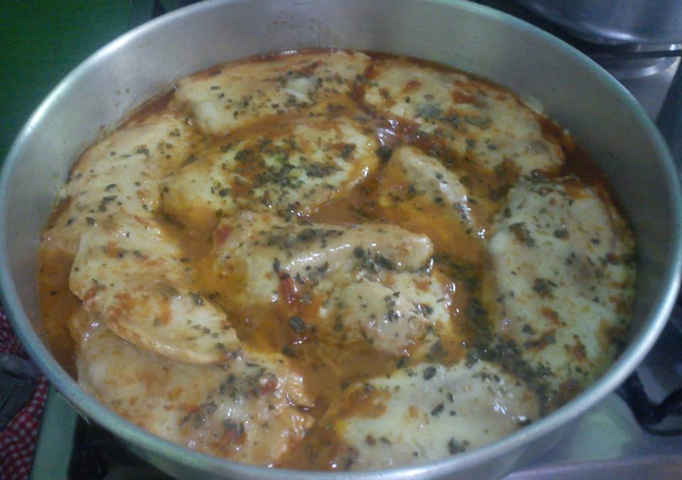 Frango grelhado coberto com mussarela
