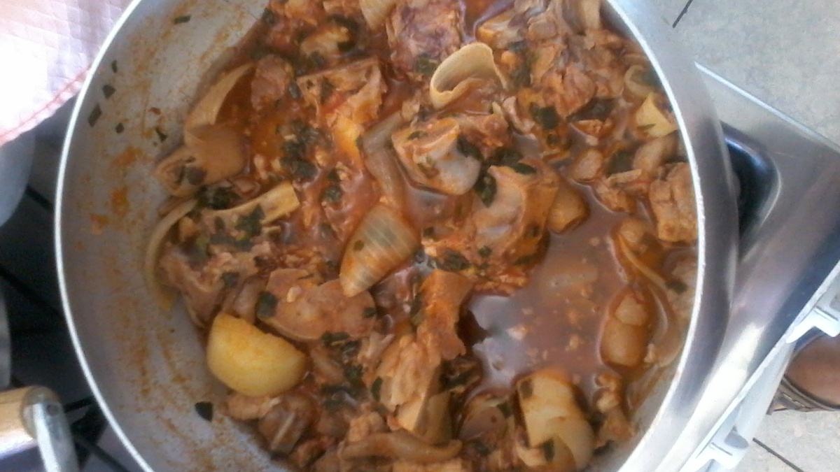 Pé de porco ao molho com batatas