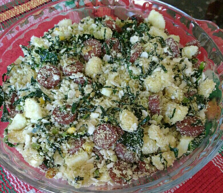 Farofa com couve e linguiça calabresa