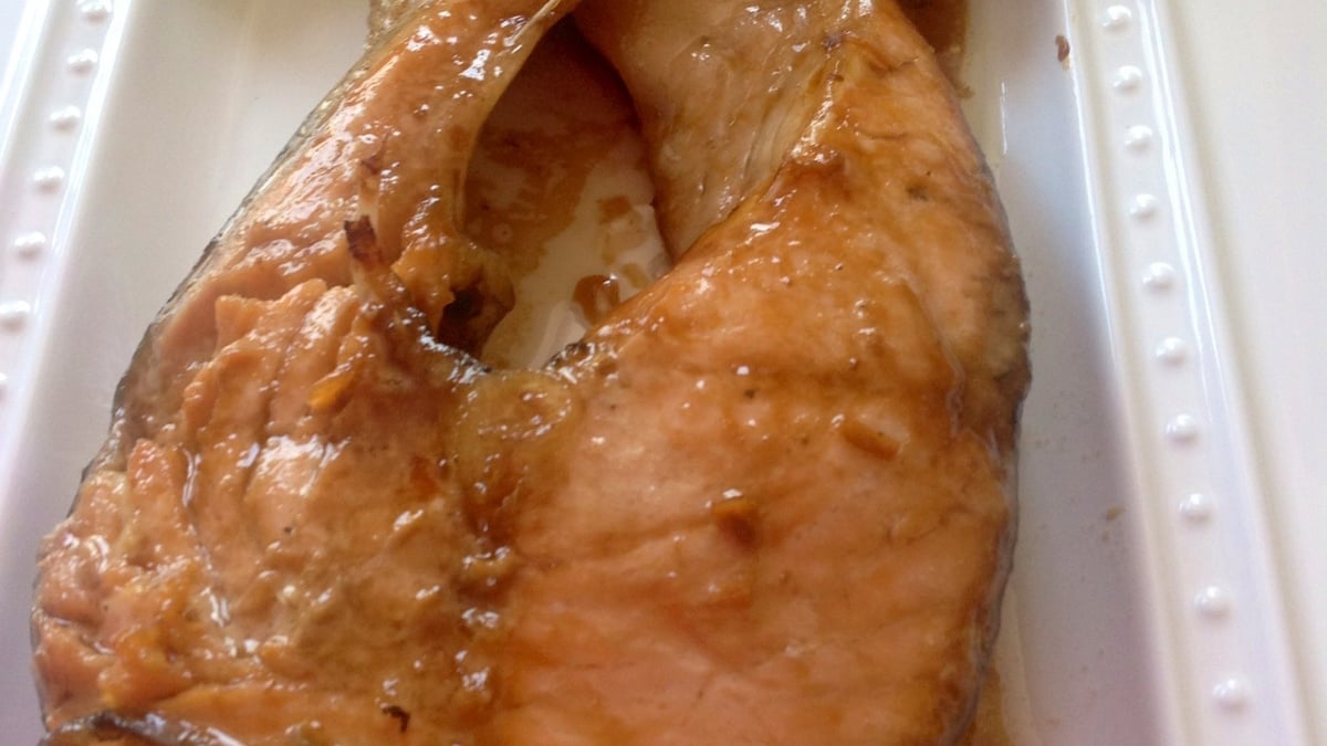 Salmão com açúcar mascavo e molho inglês