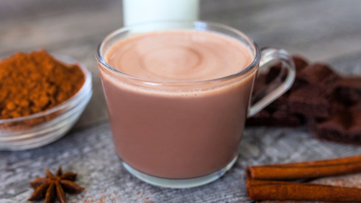 Chocolate quente de micro-ondas simples e barato com achocolatado e maisena