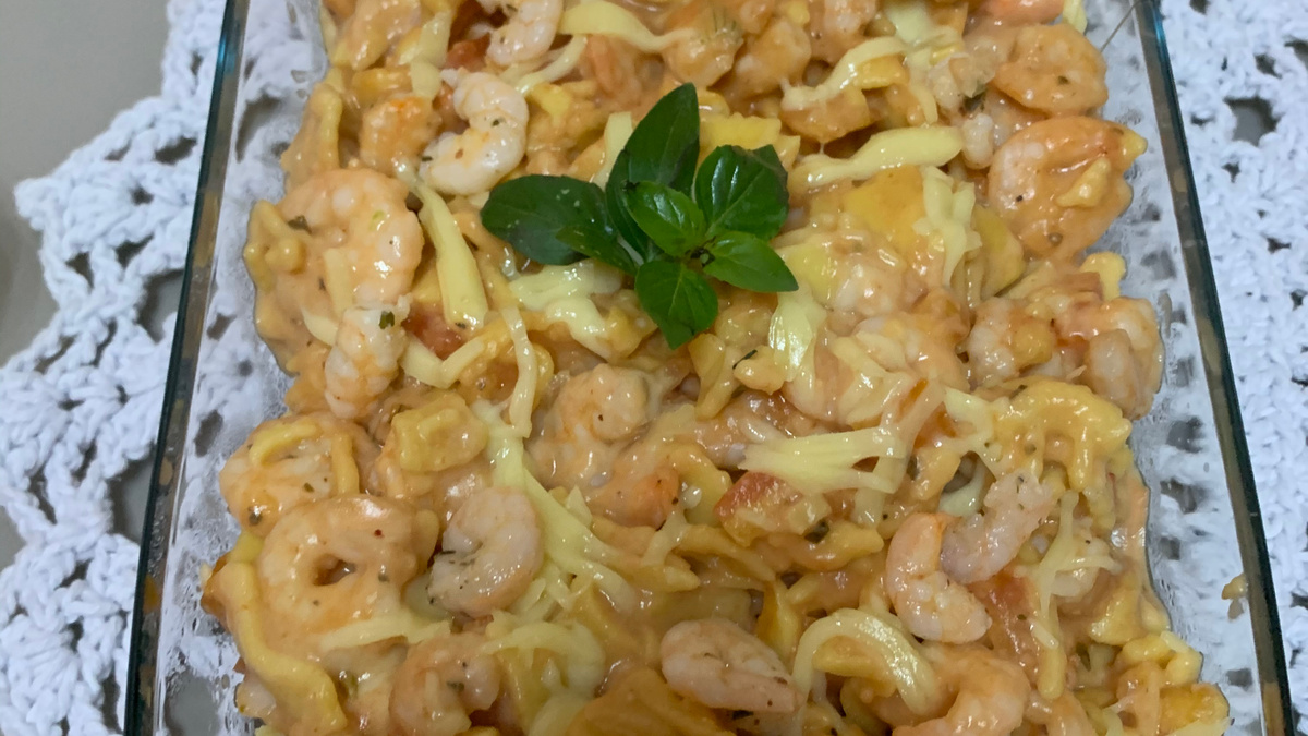 Macarrão gravatinha com camarão