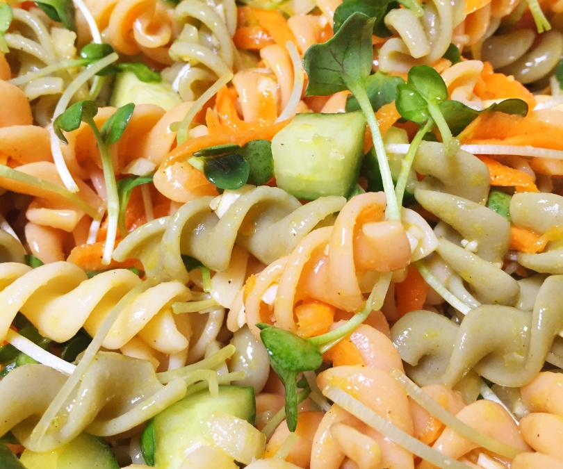 Salada de macarrão fusilli