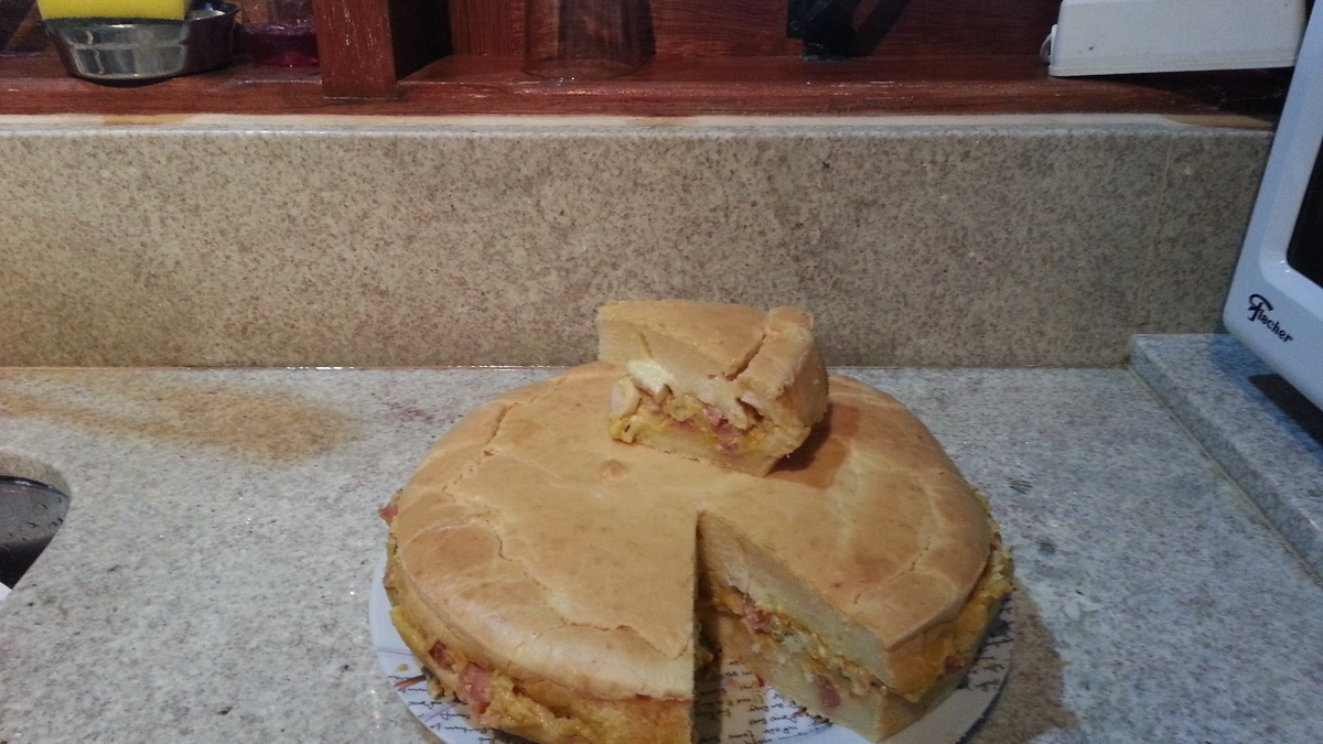 Torta salgada fácil com recheio de requeijão com calabresa