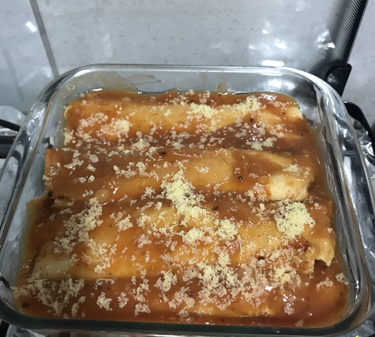 Panquecas com recheio de carne e ervilhas