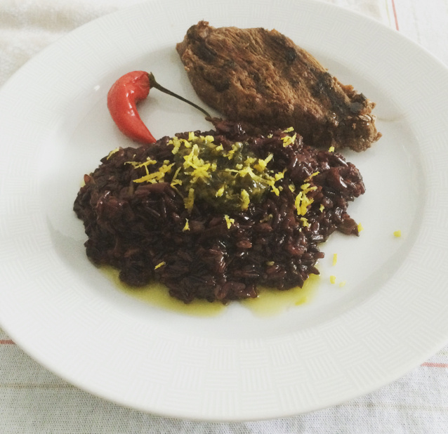Risoto de arroz preto com molho de limão siciliano
