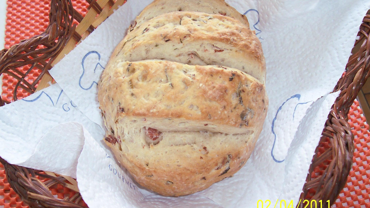 Pãozinho italiano caseiro com salame, azeitonas e ervas frescas