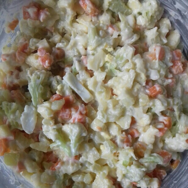 Salada de couve - flor com ovos