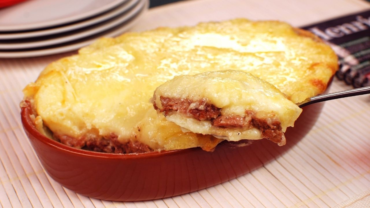 Escondidinho de carne seca com purê cremoso e charque no ponto certo