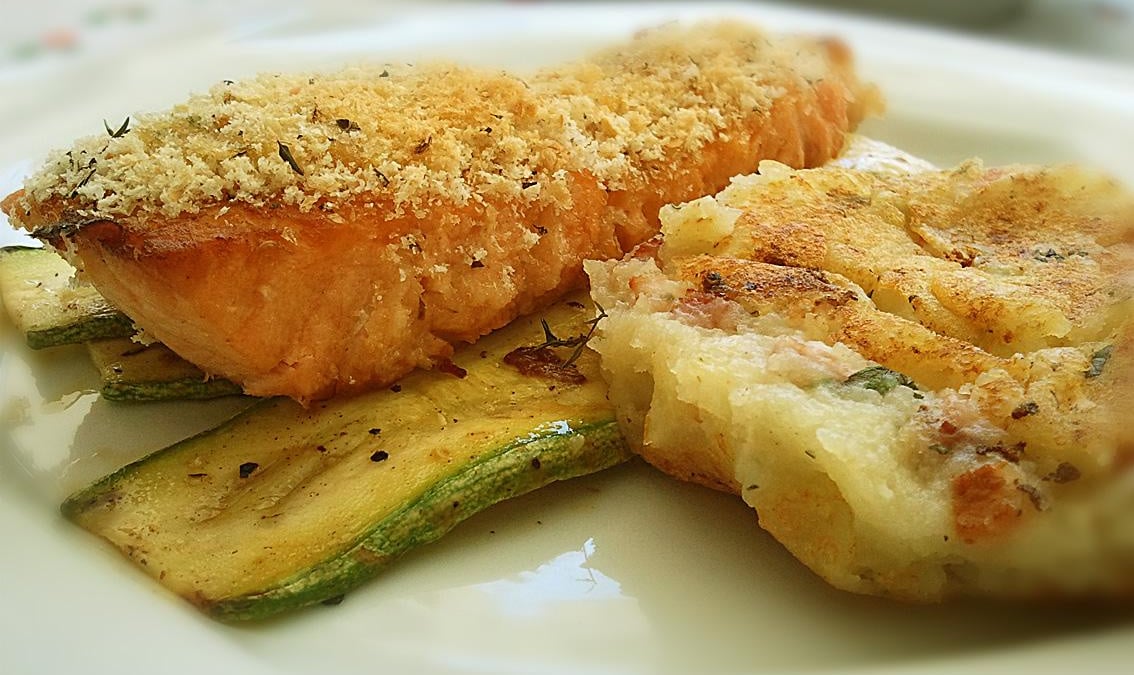 Salmão em crosta de ervas, sobre cama de legumes e bolacha de batata com bacon