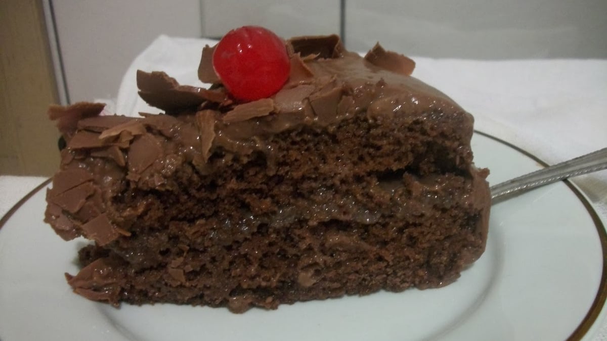 Pão de ló de chocolate com recheio e cobertura