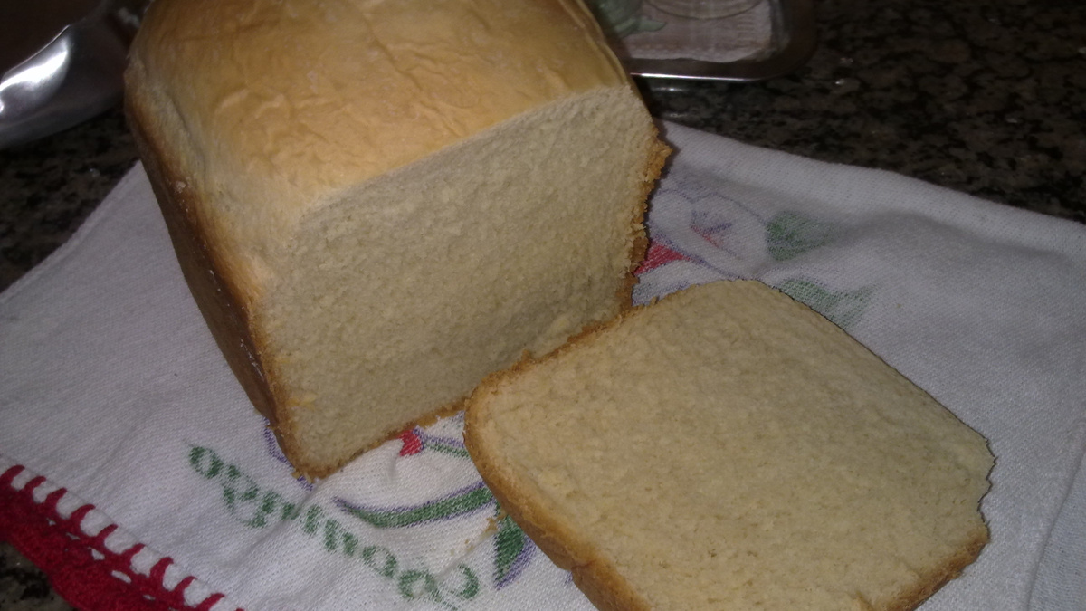 Pão de leite condensado feito na máquina de pão