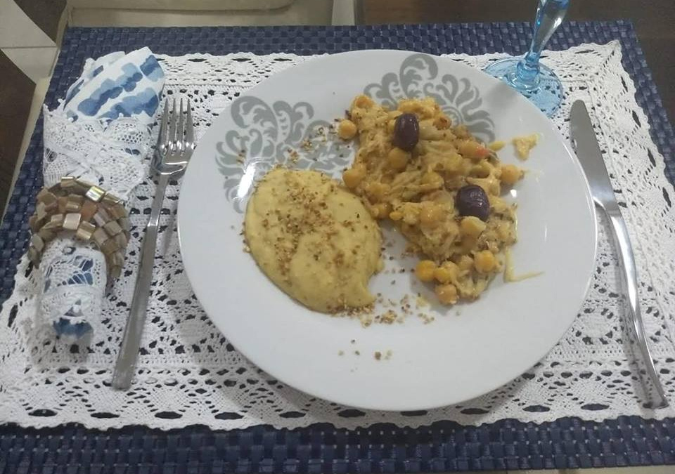 Bacalhau desfiado com grão de bico