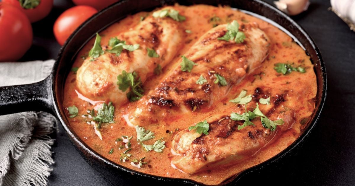 Frango de forno com molho de tomate e requeijão