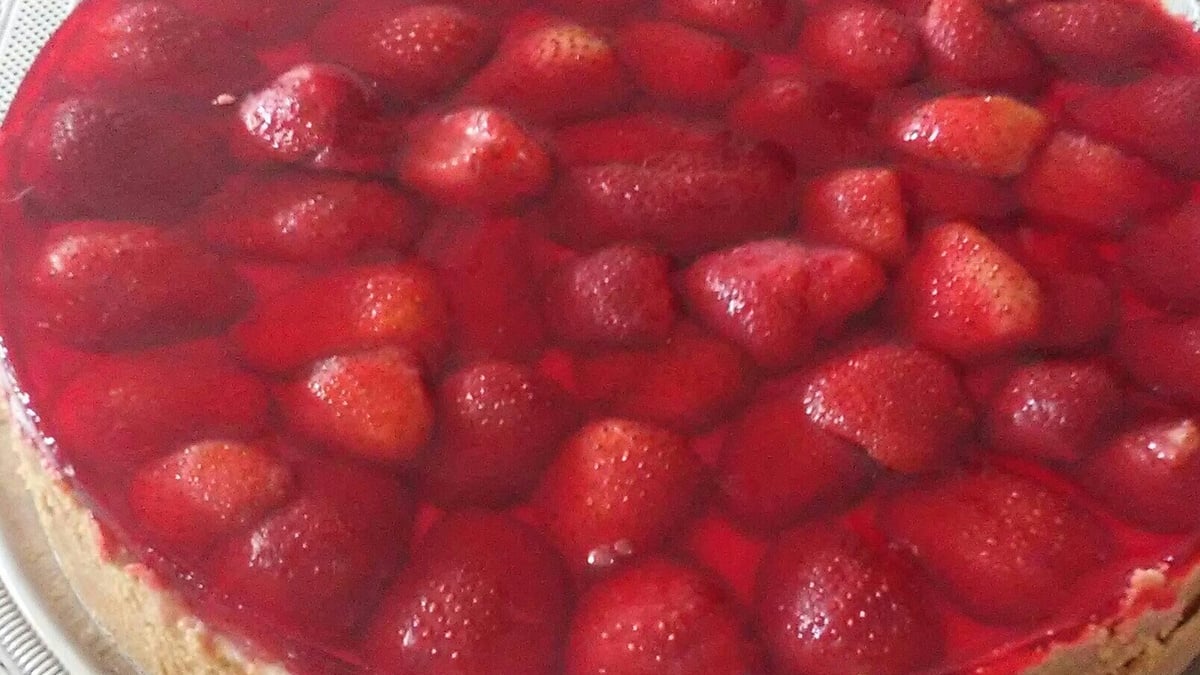 Torta de morango com biscoito de maizena
